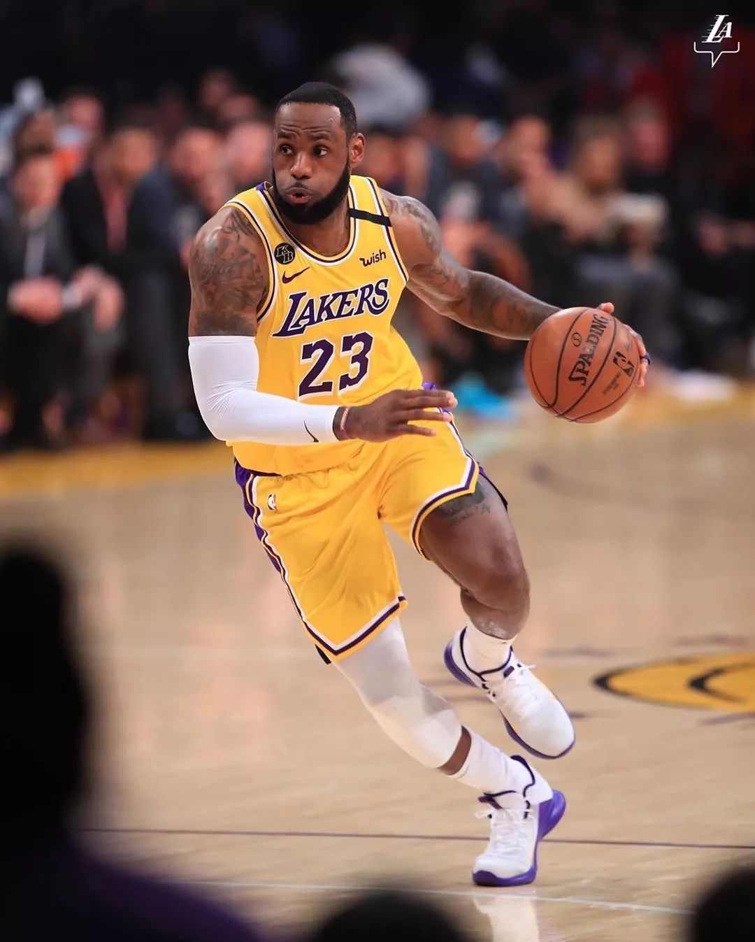 邵佳一告诫小球员：怎么能喝可乐呢，光跟老队员学散漫了（邵佳一提醒小球员：可乐怎能喝？别把老队员的散漫学去了）