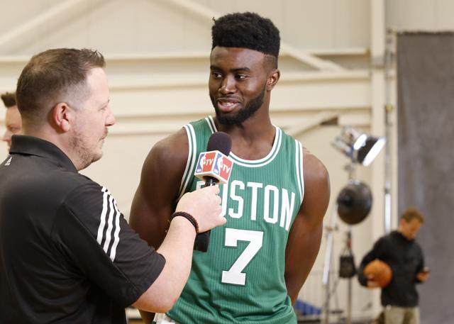 创造历史！弗拉格成为NBA历史上单场助攻上双最年轻的球员（弗拉格创下纪录，成为NBA史上最年轻完成单场助攻上双的球员）