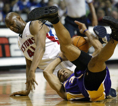 挺身而出！张镇麟接弗格传球飙中三分 随后反击暴扣率队打停同曦（关键爆发！张镇麟接弗格妙传命中三分，快攻重扣连击，带队逼停同曦）