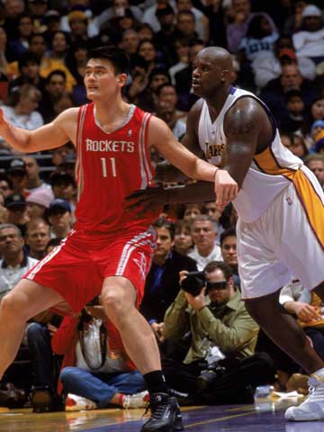 布泽利斯半场表现惊艳，独揽全队最高分（布泽利斯半场爆发，斩获队内最高分）