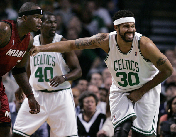 没有技巧全是感情，弗兰克告别演讲深情演唱《月亮代表我的心》（不靠技巧只凭真情：弗兰克在告别演讲中深情献唱《月亮代表我的心）