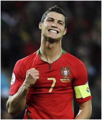 真男人！蓝军前锋遭入室盗窃，其夺刀对峙窃贼保护家人（硬汉本色！蓝军前锋遭遇入室行窃，夺刀与贼对峙护家人）