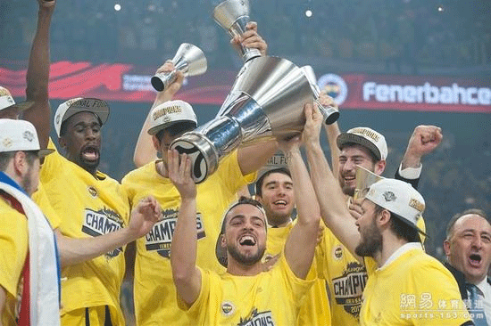 德甲战报：伯克特双响，卡明斯基闪击，法兰克福4-3险胜科隆（德甲焦点战：伯克特梅开二度，卡明斯基闪电破门，法兰克福4-3险胜科隆）