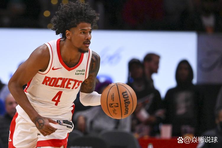 沃克半场表现惊艳，三分球成为杀手锏（沃克半场大放异彩，三分球化作制胜利器）