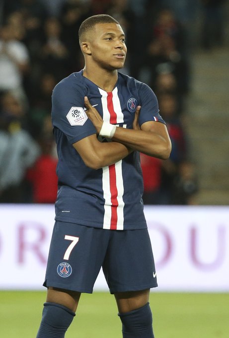 独领风骚，目前欧冠前8球队英超占4席，其余四大联赛各出1队（英超统治欧冠八强：四队晋级，其余四大联赛各一队）