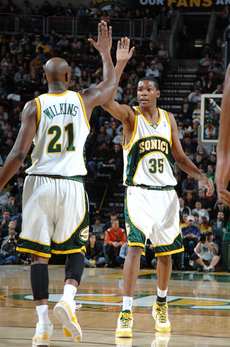 黄蜂官方：卡尔克布伦纳&康诺顿因伤本场不会回归（黄蜂通报：卡尔克布伦纳、康诺顿伤退，本场比赛不再出场）