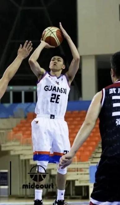 麦卡利斯特：我们站在球队这边，希望萨拉赫能够尽快归来（麦卡利斯特：支持全队，盼萨拉赫早日回归）