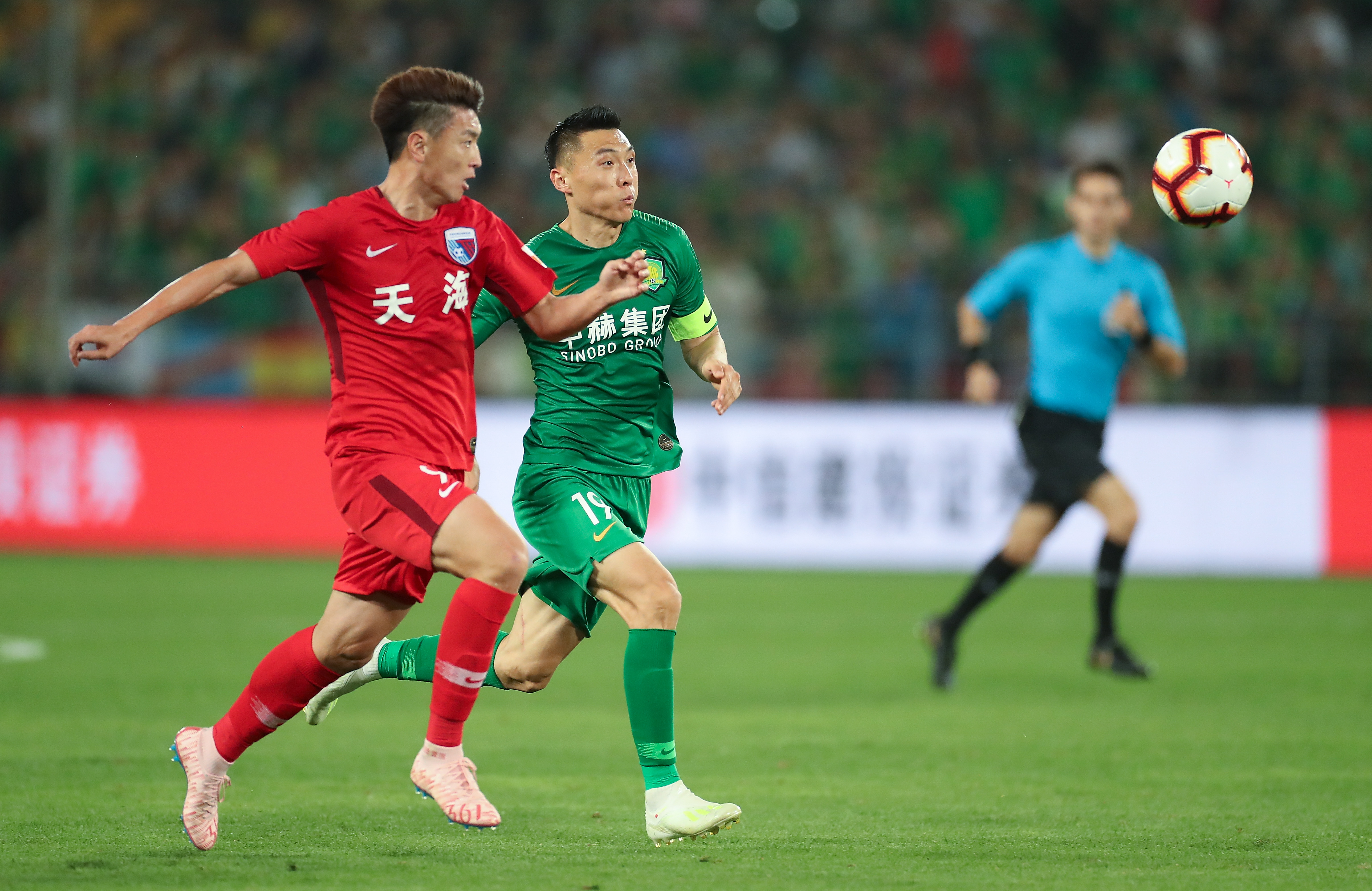 黄潜主帅：维加没抬脚是贴地铲球，我不认为那是红牌（黄潜主帅：维加未抬脚属贴地铲抢，判红不合理）