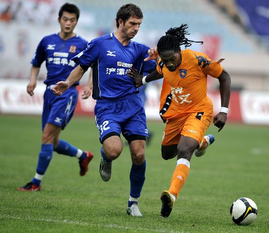 广东101-75江苏2喜1忧！萨姆纳王洪泽打成核心，2将纯废该弃用！（广东101-75轻取江苏，喜忧参半：萨姆纳与王洪泽坐稳核心位，两将表现低迷或应弃用）