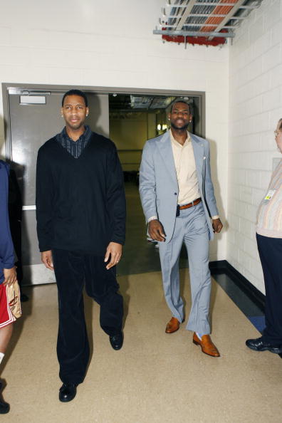 塞内加尔新一期名单：雅克松领衔，姆巴耶、马马杜-萨尔入选（塞内加尔新一期大名单出炉：雅克松坐镇，姆巴耶、马马杜-萨尔在列）