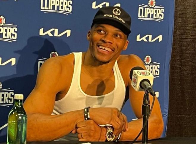 詹姆斯谈湖人防守：我们必须快速回防，限制对手的突破（詹姆斯：湖人需迅速退防，严控对手突破）