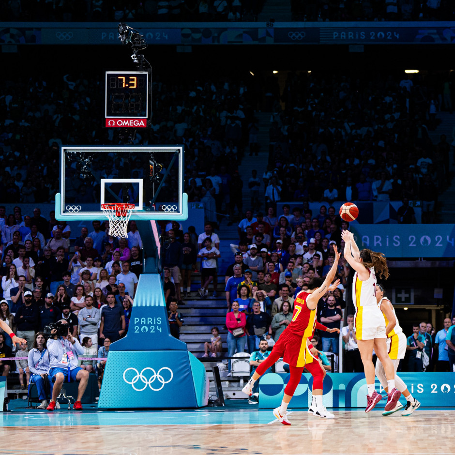 上半场奇兵！焦海龙半场7中6得到15分4篮板（焦海龙化身奇兵，半场7投6中拿下15分4篮板）