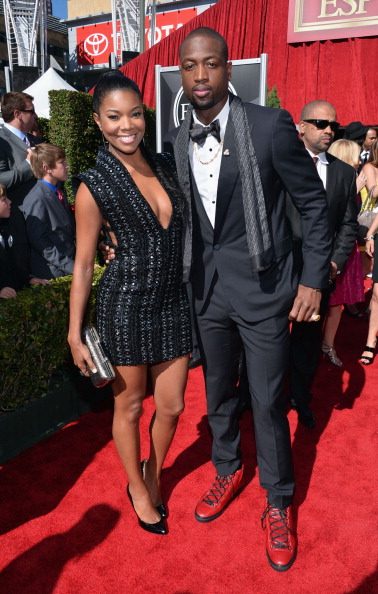 麦克阿瑟FCvs大埔亚冠赛前为香港大埔火灾遇难者...（亚冠赛前：麦克阿瑟FC对阵大埔，向香港大埔火灾遇难者致哀）