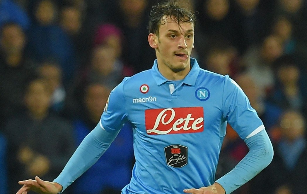 布伦森突破抛传，展现篮球技巧（布伦森强突抛传，尽显球场技艺）