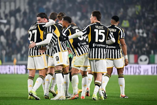 里夫斯调侃：篮球／纸牌／保龄球／飞镖 东契奇在这些方面都赢不了我（里夫斯笑称：无论篮球、纸牌、保龄球还是飞镖，东契奇都赢不了我）