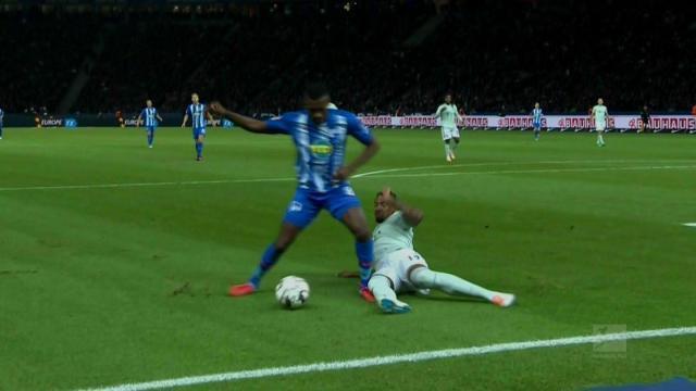 赛前梅州球迷晒多幅Tifo，致敬投资人魏晋平与梅州全体队员（赛前梅州球迷以多幅Tifo致敬投资人魏晋平及全队）