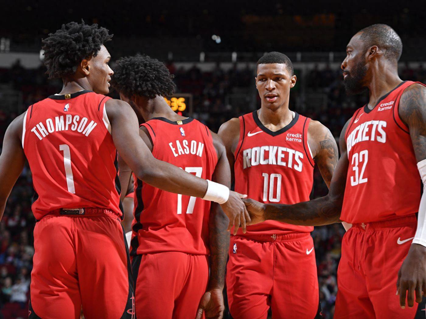 皇马公布欧冠战曼城名单：姆巴佩受伤仍入选，卡马文加缺席（皇马发布欧冠战曼城大名单：受伤姆巴佩仍随队，卡马文加落选）