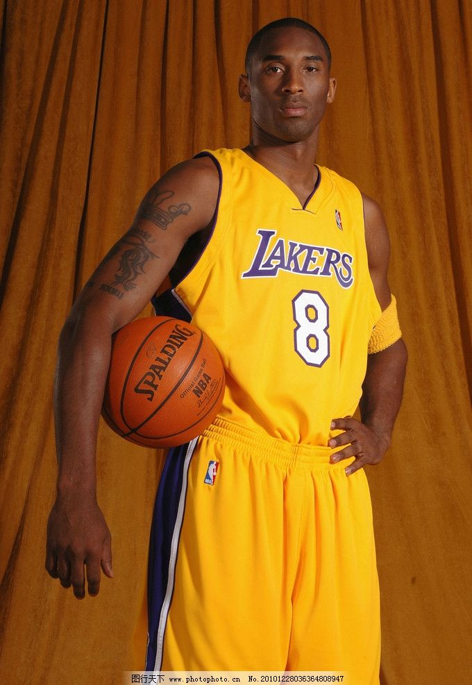 波波维奇&邓肯一同在包厢里观看马刺vs雷霆的比赛 老爷子略显憔悴（波波维奇与邓肯包厢同观马刺VS雷霆，老帅神情略显憔悴）