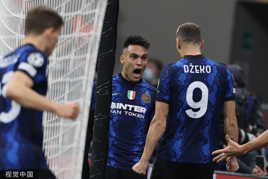 点射得分，凯文-迪克斯成为历史首位在德甲进球的印尼球员（凯文-迪克斯点球破门，成为德甲史上首位进球的印尼球员）