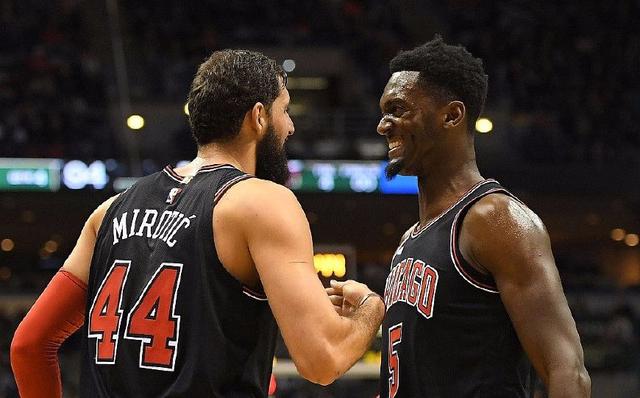 斯玛特退防失误，朱利安·尚帕尼抓住机会（斯玛特回防出现疏漏，朱利安·尚帕尼趁机得手）