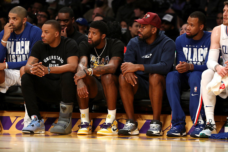 积极性！里夫斯抛投不中 艾顿掩护后冲抢力压庄神补扣打进！（拼劲爆棚！里夫斯抛投不进，艾顿掩护后强硬冲抢压过庄神完成补扣）